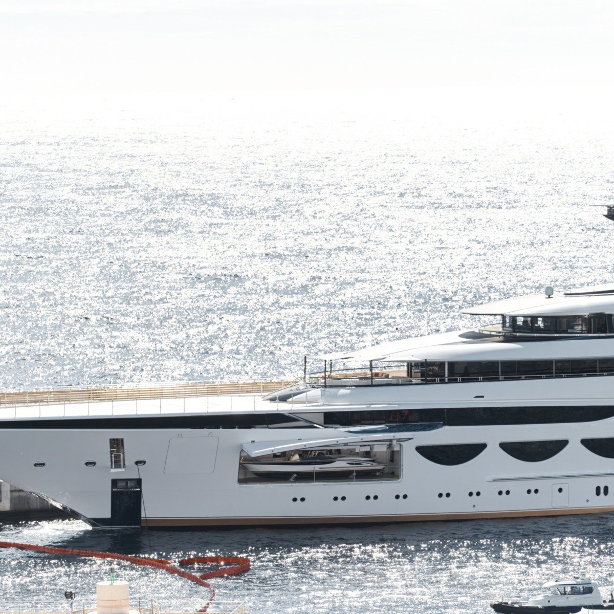 Huge,Luxury,Yacht,At,Sunny,Day,,The,Famous,Motorboat,Exhibition